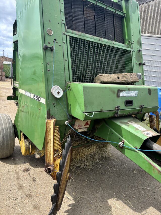 John Deere 550 round baler