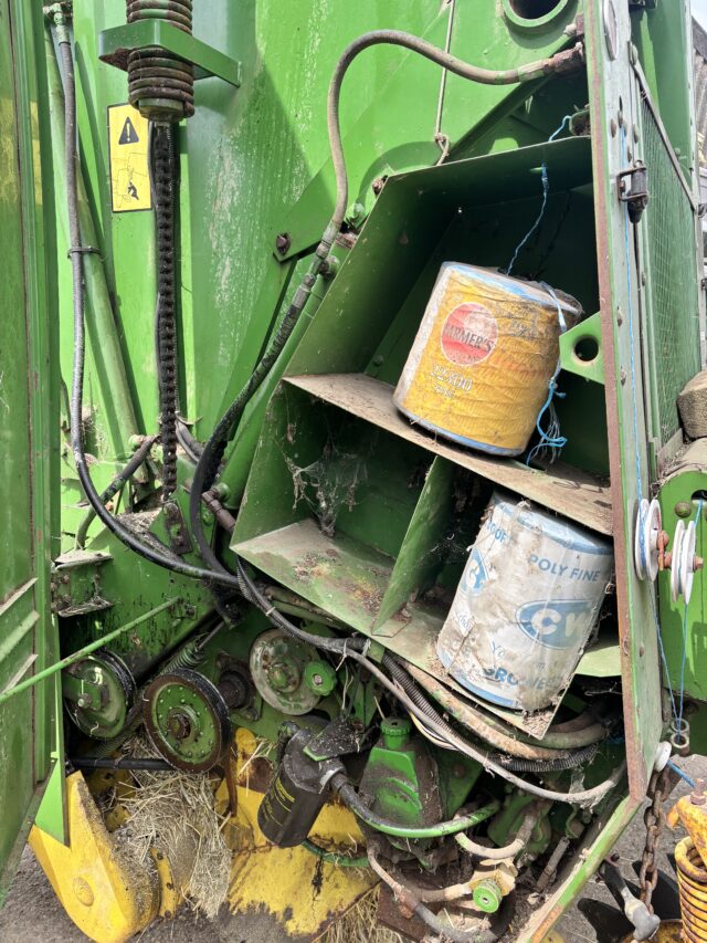 John Deere 550 round baler