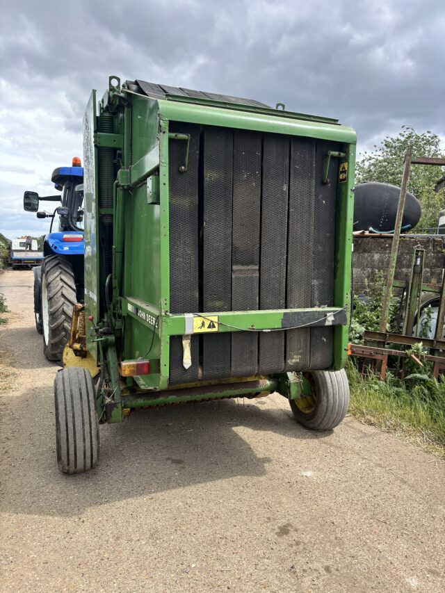 John Deere 550 round baler