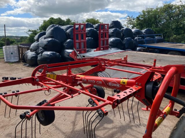 Kuhn GA3201 Single rotor rake