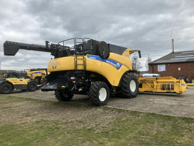 USED New Holland CR8.90 Combine Harvester For Sale