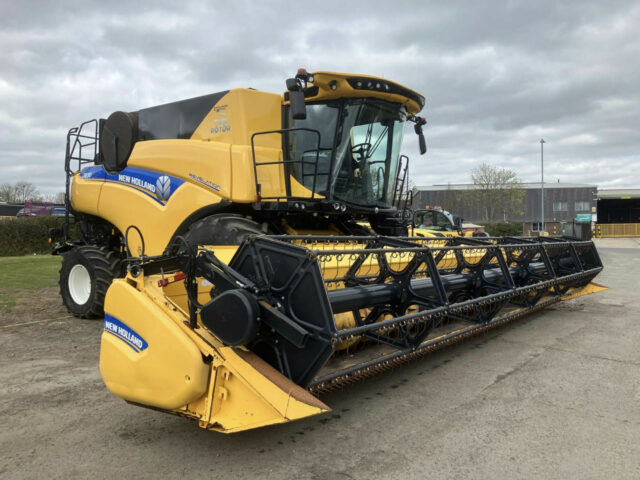 USED New Holland CR8.90 Combine Harvester For Sale