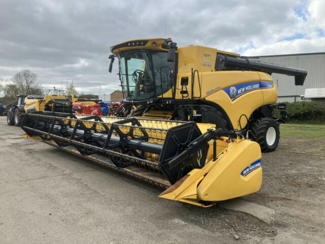 USED New Holland CR8.90 Combine Harvester For Sale