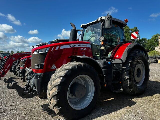 BM000109 – 2018 Massey Ferguson 8740 Tractor