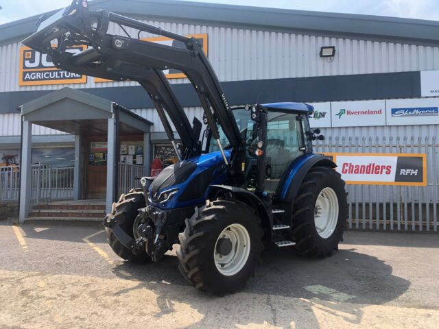 VA000209 VALTRA G125EA RACTOR & LOADER