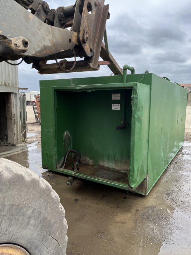 Fuel storage tank