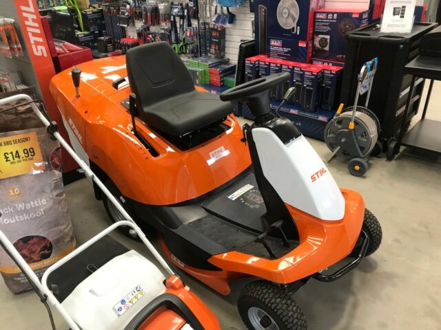 2M041111 STIHL RT4082.1 RIDE ON MOWER.