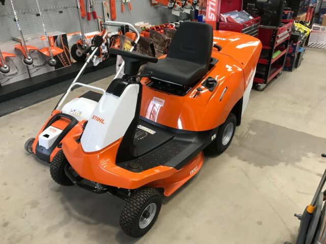 2M041111 STIHL RT4082.1 RIDE ON MOWER.