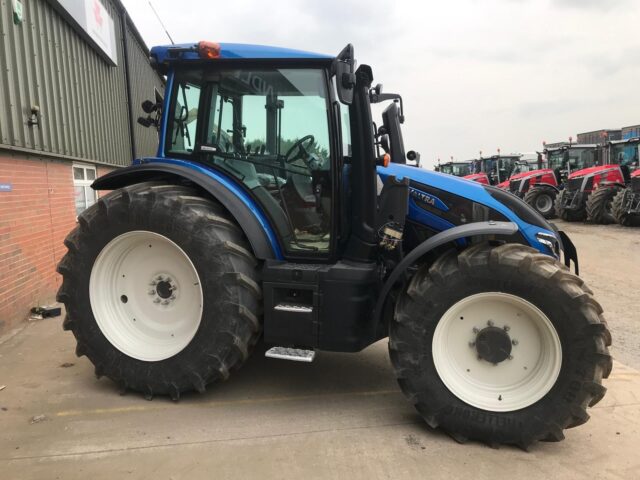 VA000204 VALTRA G135A TRACTOR & QUICK2