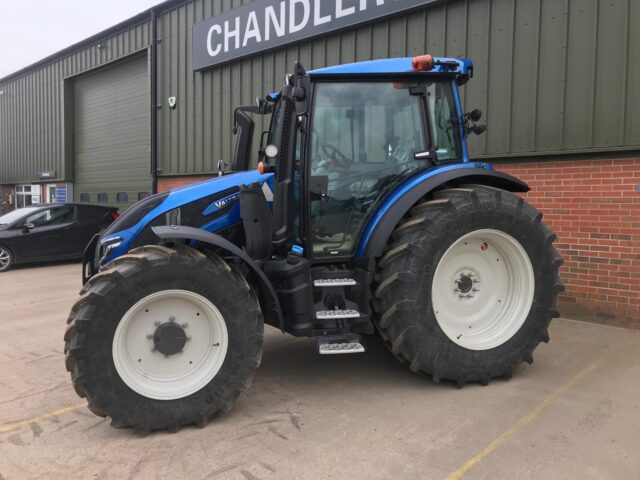 VA000204 VALTRA G135A TRACTOR & QUICK2
