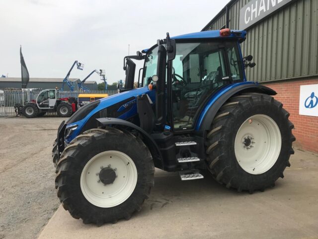 VA000204 VALTRA G135A TRACTOR & QUICK2