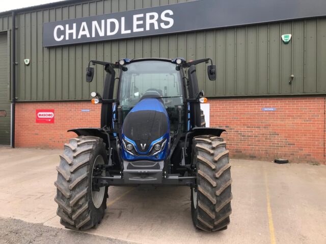 VA000204 VALTRA G135A TRACTOR & QUICK2