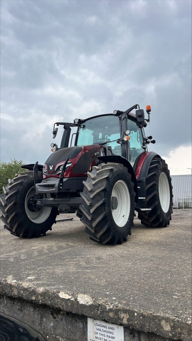 VA000205 VALTRA G135A TRACTOR & QUICK2