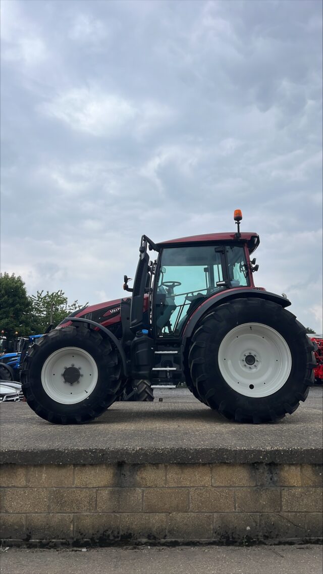 VA000205 VALTRA G135A TRACTOR & QUICK2