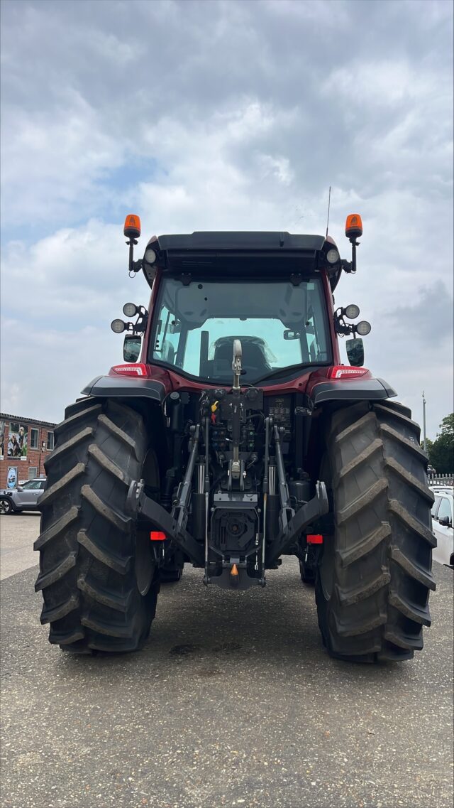 VA000205 VALTRA G135A TRACTOR & QUICK2