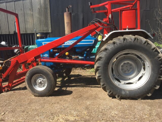 Ford 7000 c/w farmhand power loader