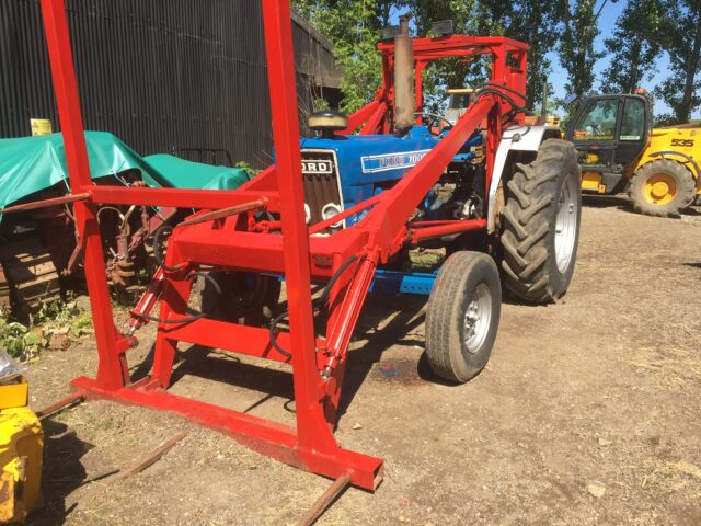 Ford 7000 c/w farmhand power loader