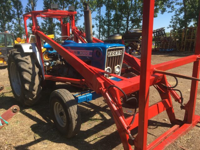 Ford 7000 c/w farmhand power loader