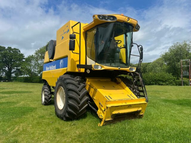NEW HOLLAND CSX 7060 COMBINE HARVESTER