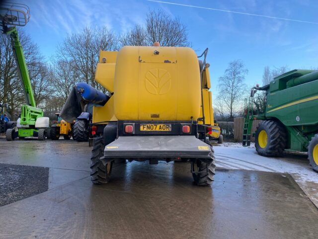 NEW HOLLAND CSX 7060 COMBINE HARVESTER