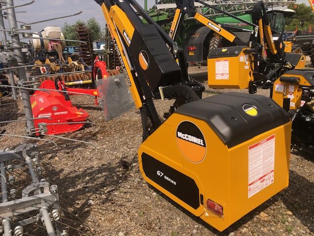 2M040464 MCCONNEL PA6567T HEDGECUTTER
