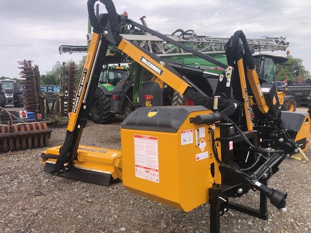 2M040456 MCCONNEL PA6567T HEDGECUTTER