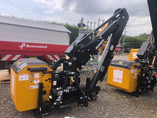 2M040451 MCCONNEL PA6567T HEDGECUTTER