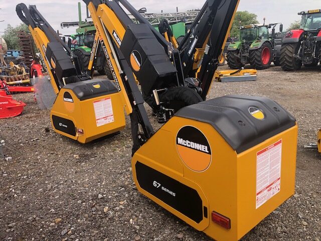 2M040451 MCCONNEL PA6567T HEDGECUTTER