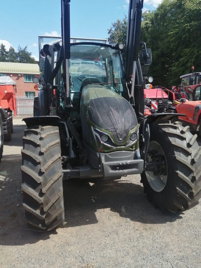 VA000206 VALTRA G135A TRACTOR & LOADER