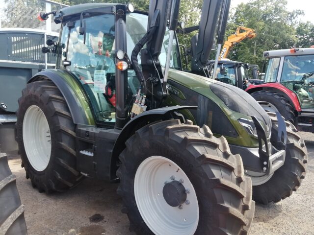 VA000206 VALTRA G135A TRACTOR & LOADER