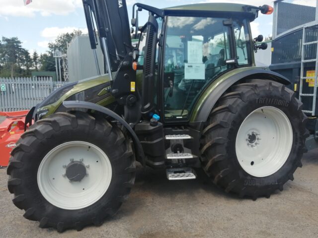 VA000206 VALTRA G135A TRACTOR & LOADER