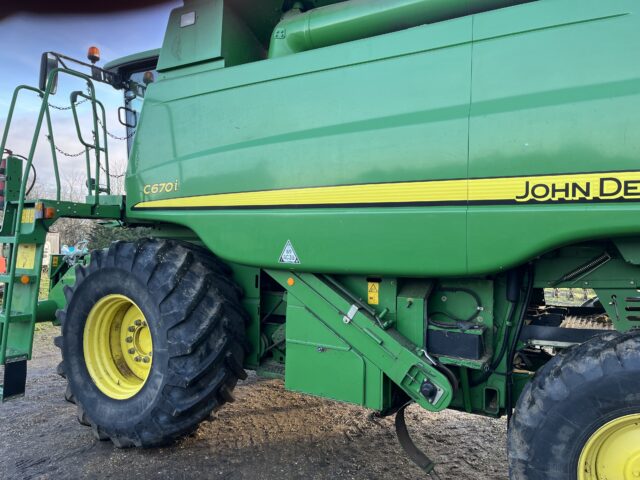 John Deere C670i combine harvester