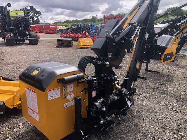 2M040452 MCCONNEL PA6567T HEDGECUTTER