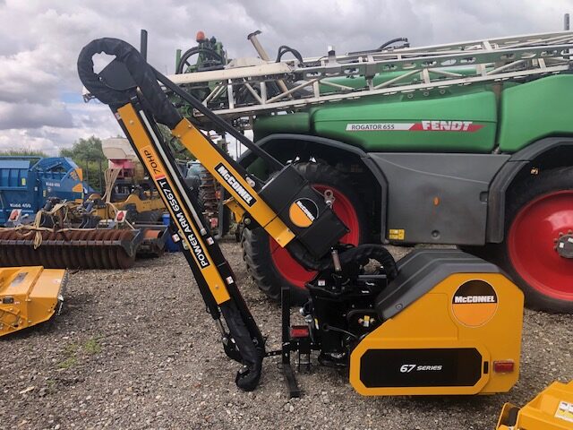 2M040452 MCCONNEL PA6567T HEDGECUTTER