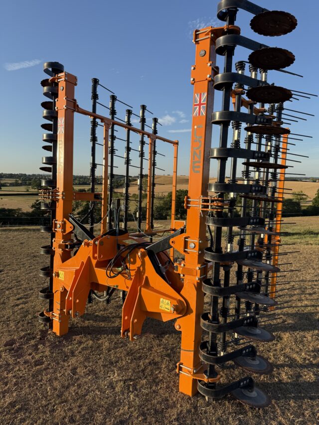 Mzuri Straw Rake c/w front discs