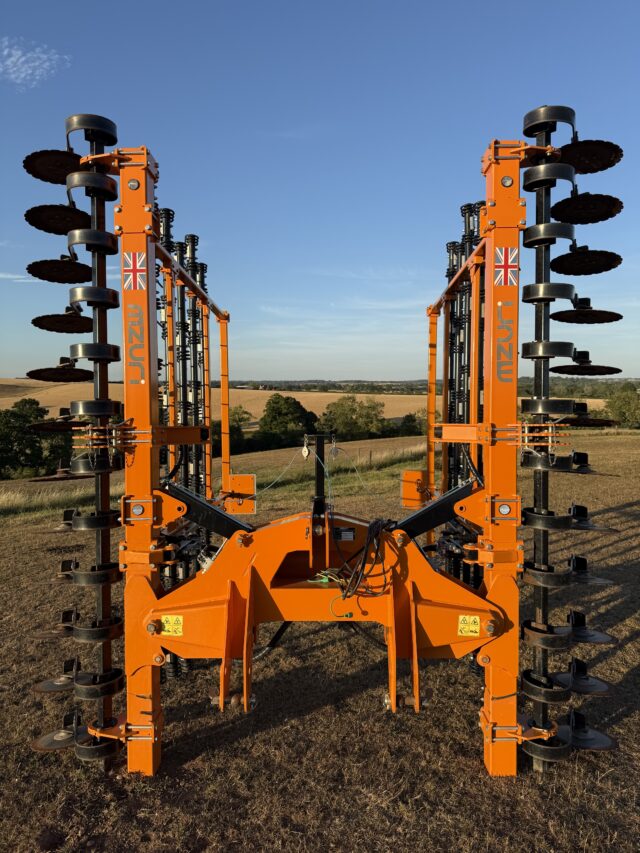 Mzuri Straw Rake c/w front discs