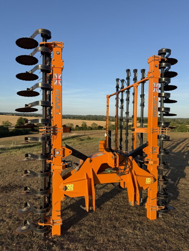 Mzuri Straw Rake c/w front discs