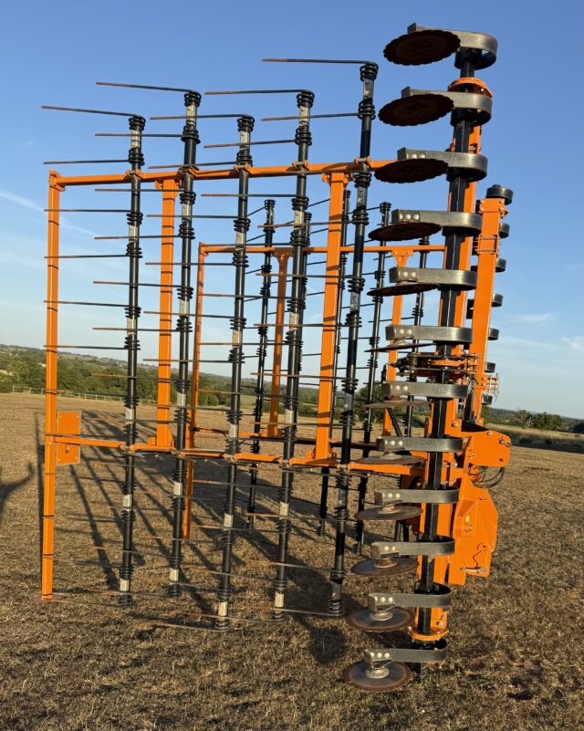 Mzuri Straw Rake c/w front discs
