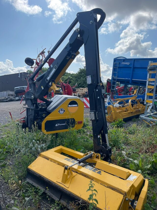 2M040125 MCCONNEL PA6567T HEDGECUTTER