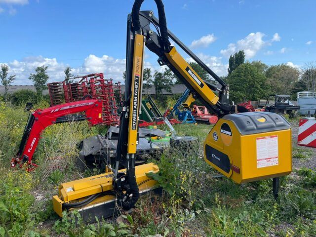 2M040125 MCCONNEL PA6567T HEDGECUTTER