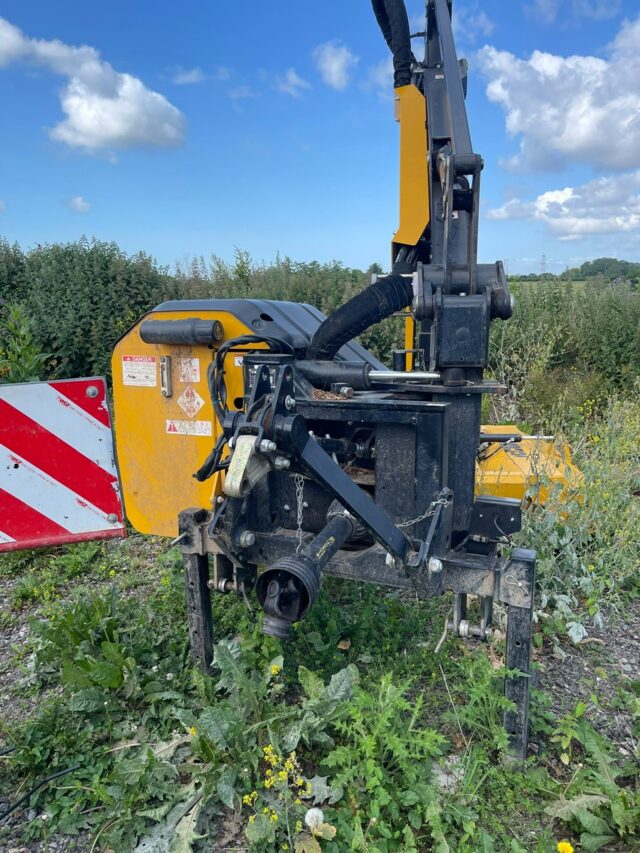 2M040125 MCCONNEL PA6567T HEDGECUTTER