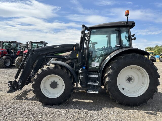 VA000207 VALTRA G135A TRACTOR & LOADER