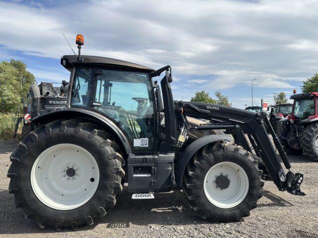 VA000207 VALTRA G135A TRACTOR & LOADER