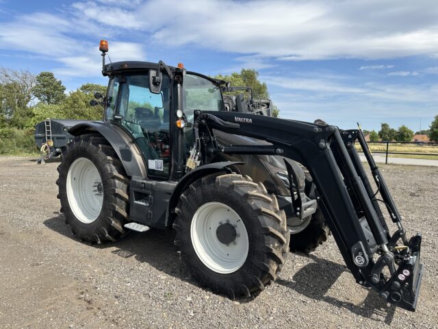 VA000207 VALTRA G135A TRACTOR & LOADER