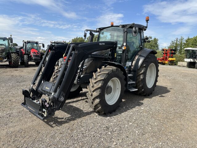 VA000207 VALTRA G135A TRACTOR & LOADER