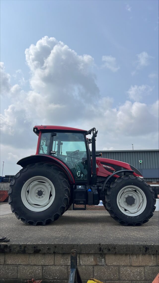 VA000094 VALTRA A115 MH4 4WD TRACTOR