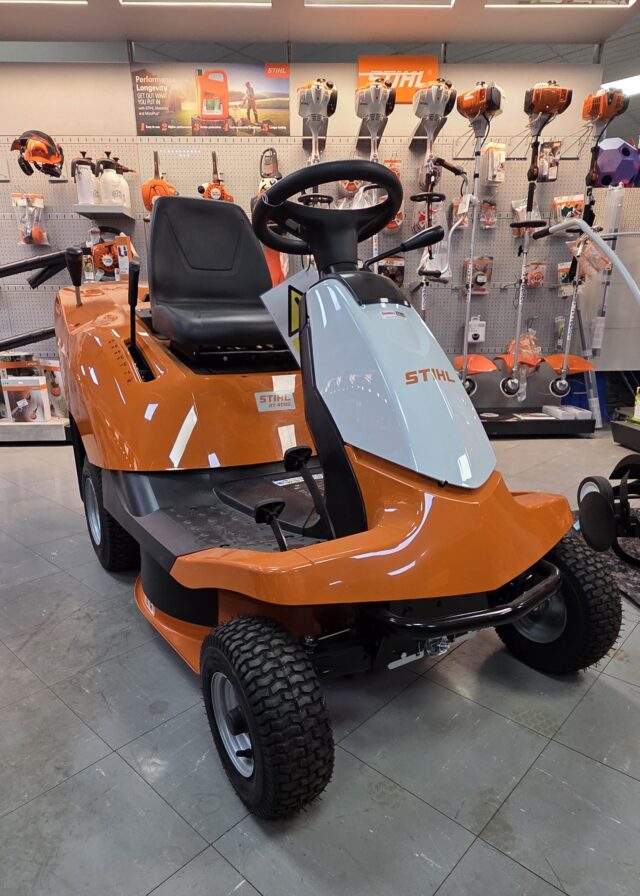 2M041051 STIHL 4082 RIDE ON MOWER.