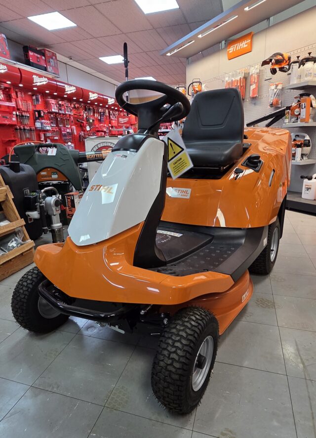 2M041051 STIHL 4082 RIDE ON MOWER.
