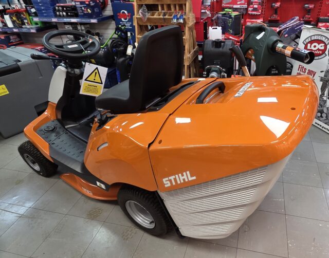 2M041051 STIHL 4082 RIDE ON MOWER.