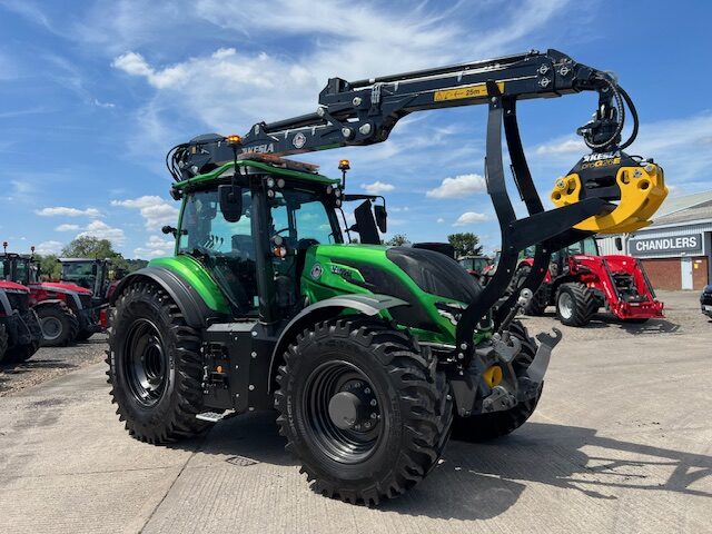 VA000269 VALTRA T235A TRACTOR & KESLA